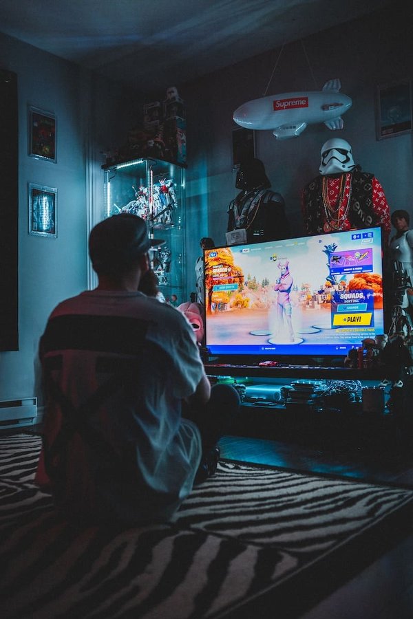 Comment « Fortnite » utilise-t-il les concepts de marketing et de publicité dans son modèle économique?